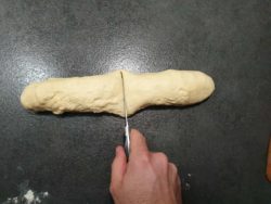 Une fois la première pousse terminée, découper la pâte en part de 60 g environ