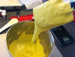 Autre technique : la pâte à macaron doit faire le ruban