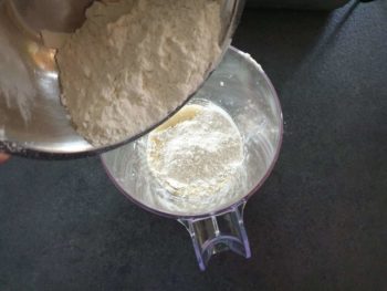 Ajouter la farine, mélanger à nouveau quelques instants