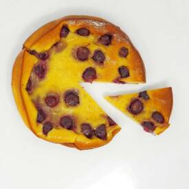 Une petite part de ce clafoutis à la cerise moelleux ?