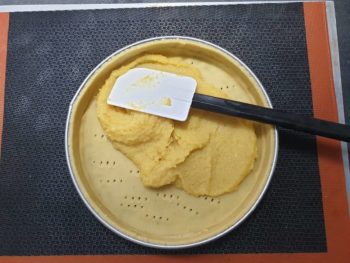 Étaler la crème sur votre pâte sucrée