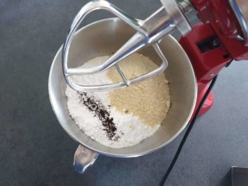 Mettre tous les éléments secs dans le bol du robot équipé d'une feuille pour démarrer cette pâte sucrée