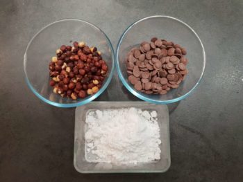 Pour réaliser, préparer les 3 ingrédients : noisettes, sucre et chocolat au lait