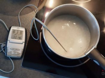 Faire chauffer le sucre + l'eau avec un thermomètre