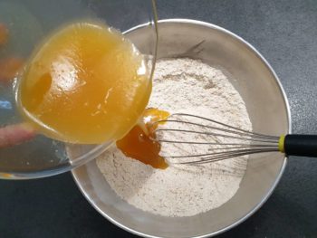Verser le mélange miel / beurre fondu