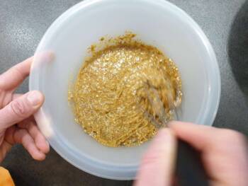 En parallèle, mélanger les œufs avec le tant-pour-tant pistache/sucre glace