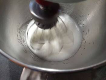 Commencer ce biscuit Joconde Pistache par monter les blancs avec le sucre à vitesse moyenne