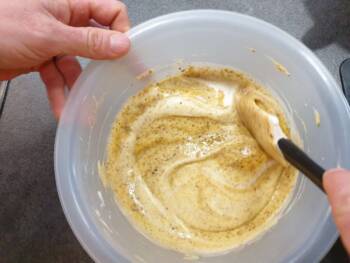 Ajouter en 3 fois et délicatement, les blancs montées avec la préparation précédente.