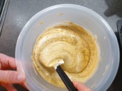 Ajouter la farine tamisée et mélanger encore doucement