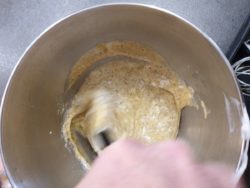 Prélever un peu de la préparation et le mélanger avec le beurre fondu pour créer une belle émulsion puis remélanger avec le reste de l'appareil à Joconde Pistache