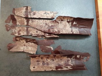 Une fois que le chocolat est durci, le sortir du papier cuisson