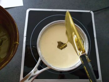 Stopper la cuisson et y jeter la gélatine réhydratée et le praliné ou pâte de pistache