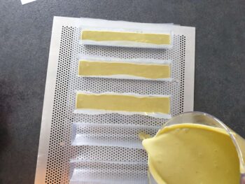 Laisser refroidir le crémeux puis le verser dans votre moule à insert à bûche et mettre à congeler plusieurs heures