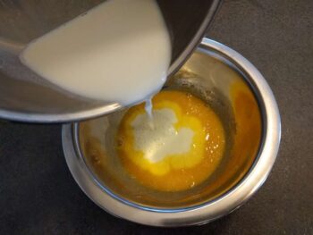 Ajouter un peu de crème tiède