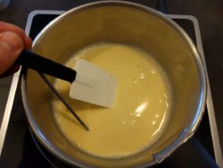 Mélanger en balayant l'ensemble du fond de la casserole jusqu'à arriver à 82°C