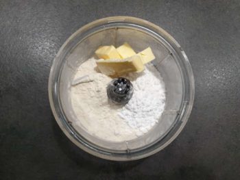 Démarrer le croustillant pistache par le shortbread : mettre le beurre, farine, sucre glace et sel dans un robot équipé d'une lame