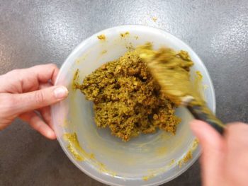 Mélanger délicatement et arrêter quand le mélange se tient : votre croustillant pistache est terminé !