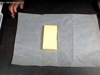 Placer votre beurre au centre d'un papier cuisson