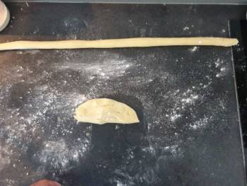 Pour faire chaque brin de la brioche tressée, découper la pâte à brioche froide en 3 parties égales
