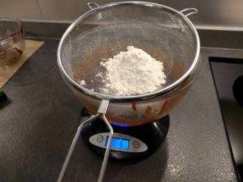 Ajouter la farine tamisée