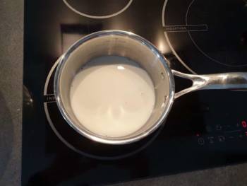 Faite chauffer le lait à feu doux