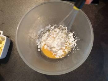 En parallèle, mélanger les jaunes avec le sucre puis ajouter la poudre à crème et mélanger à nouveau