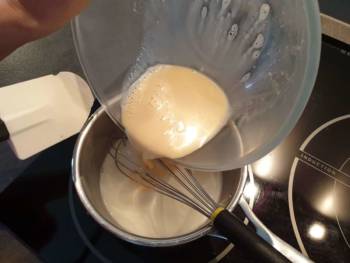 Reverser le tout dans la casserole contenant le reste de lait tiède