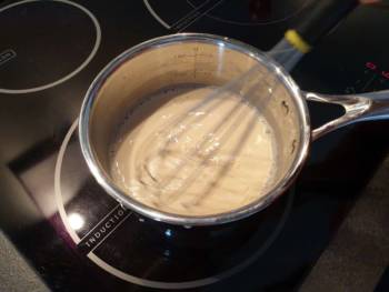 Cuire la crème pâtissière durant 3 à 5 min environ à feu moyen, en remuant en permanence à l'aide du fouet