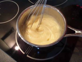 La crème pâtissière est cuite quand il y a un début d'ébullition et qu'elle redevient légèrement liquide.
