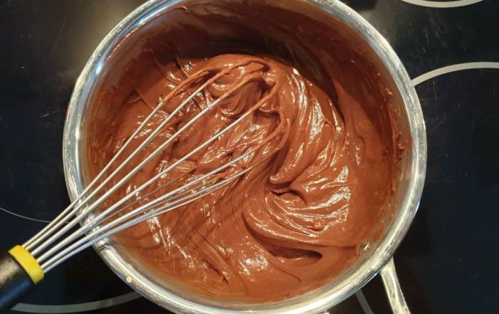 Dès que le chocolat est presque fondu, fouettez vigoureusement pour obtenir une belle crème pâtissière lisse et brillante