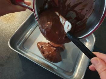 Verser alors votre crème pâtissière chocolat dans un grand plat froid afin de la refroidir rapidement