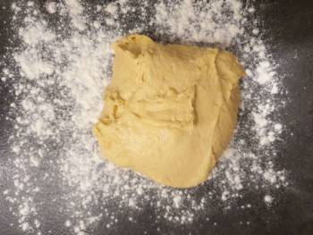 Verser la pâte sur un plan de travail fariné