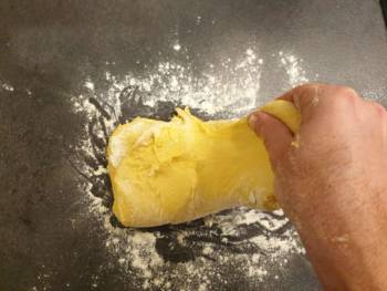 Étirer une partie de la pâte avec une main