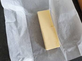 Mettre votre beurre de tourage dans un papier cuisson