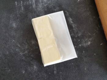 Coincer le beurre avec des pliages pour former un rectangle