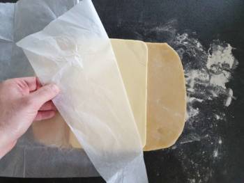 Lorsque que votre détrempe est 2 fois plus longue que le beurre, mais avec la même largeur, poser le beurre dessus.