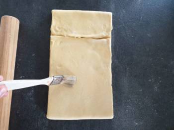 Retirer l'excès de farine à l'aide d'une brosse ou pinceau