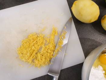 Récupérer méticuleusement les zestes de citron, les hacher finement.