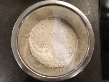 Tamiser la farine avec la levure pour une meilleur incorporation