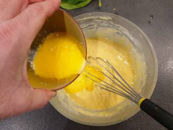 Ajouter ensuite le beurre progressivement afin de vous assurer qu'il se mélange bien, sans rester à la surface.