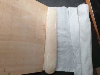 J'utilise une planche en bois pour déplacer ces fragiles baguettes. Utiliser la couche pour retourner le pain sur la planche et le déposer sur une plaque de cuisson.