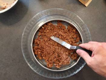 Étaler votre croustillant praliné sur une plaque, fond de moule ou bien sur un biscuit