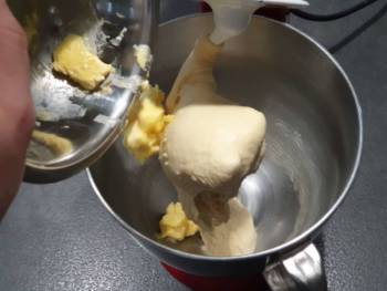 Ajouter le beurre tempéré à la pâte à brioche