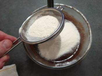 Tamiser votre farine et levure directement sur la préparation
