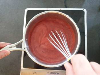 Verser la purée de fraise et glucose dans une casserole et les faire tiédir.