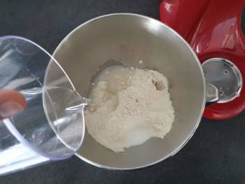 Démarrer l'autolyse avec l'eau et la farine