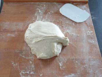 en fin de pétrissage de votre pâte à pain au levain, vous devriez avoir une belle pâte comme celle là, un peu collante, légèrement élastique