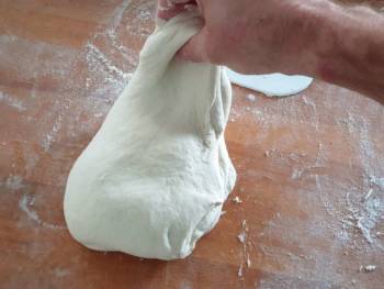 Faire quelques rabats : cela consiste à étirer la moitié de la pâte...