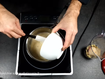 Stopper la cuisson, verser le mélange glucose / lait concentré chauffé dans le sirop