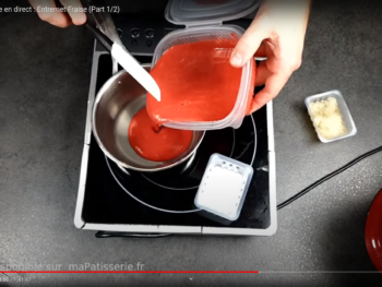 Verser 1/4 de la purée de fraise dans une casserole